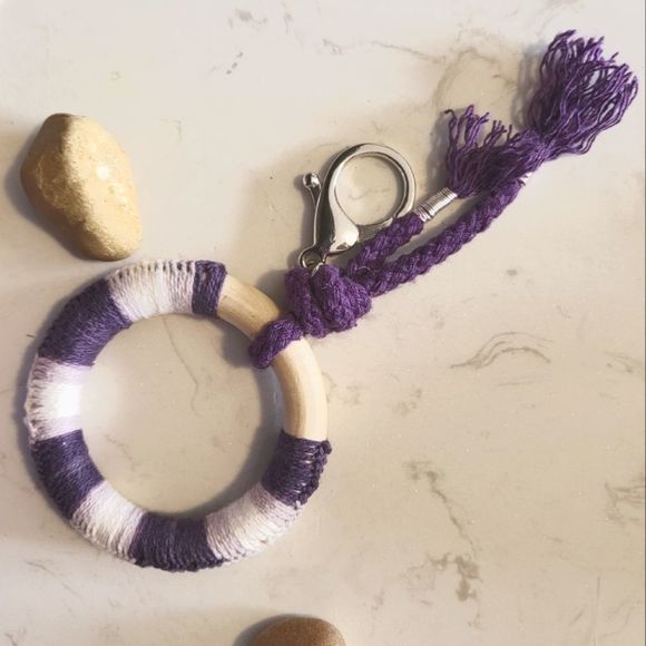 Handmade knitted wood rings Keychain new - Picture 1 of 6
